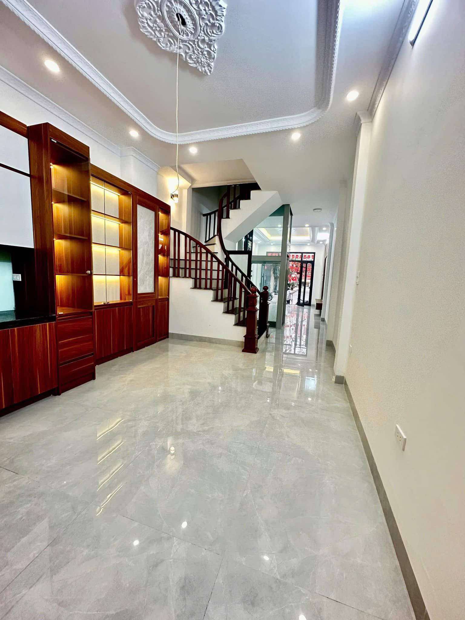 BÁN NHÀ  MẶT PHỐ KIM MÃ _ THANG MÁY _ 3 Ô TÔ ĐỖ CỬA _ NHỈNH 10 TỶ